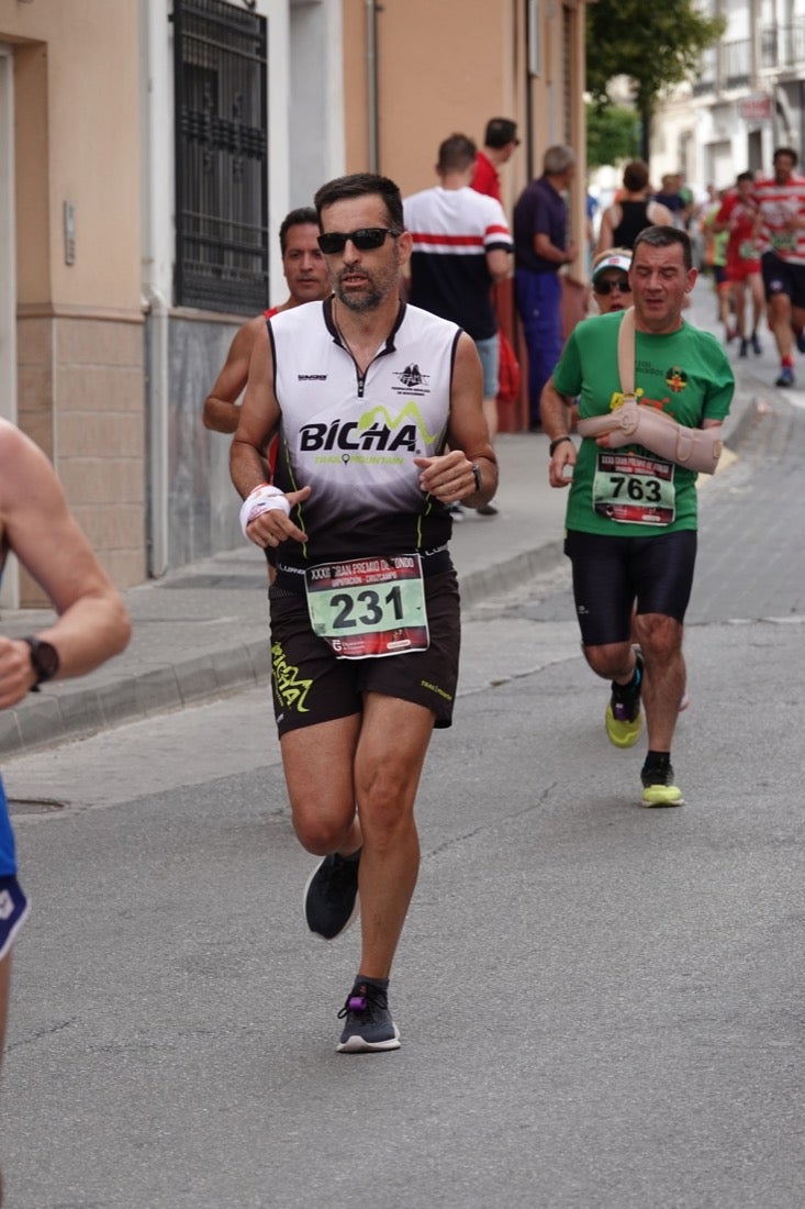 Los vecinos de Dúrcal se han volcado con los corredores apostados en las curvas y rectas que traza el recorrido por la localidad y desde las terrazas de la Plaza del Ayuntamiento