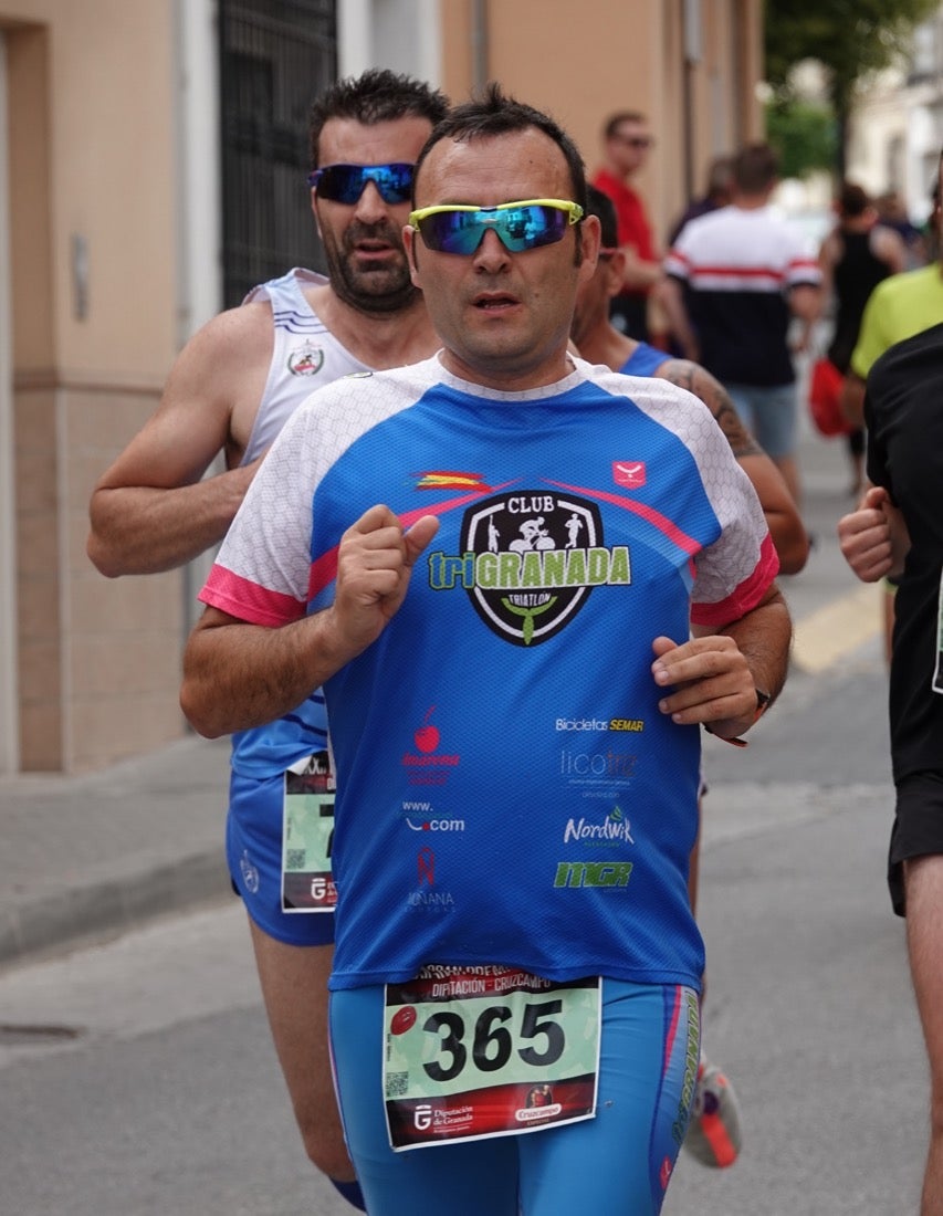 Los vecinos de Dúrcal se han volcado con los corredores apostados en las curvas y rectas que traza el recorrido por la localidad y desde las terrazas de la Plaza del Ayuntamiento