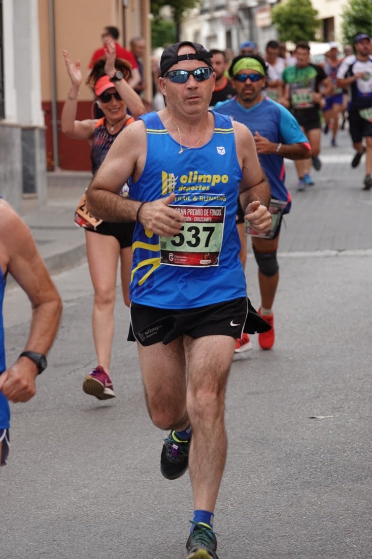 Los vecinos de Dúrcal se han volcado con los corredores apostados en las curvas y rectas que traza el recorrido por la localidad y desde las terrazas de la Plaza del Ayuntamiento