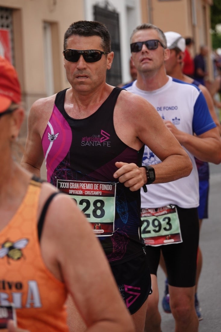 Los vecinos de Dúrcal se han volcado con los corredores apostados en las curvas y rectas que traza el recorrido por la localidad y desde las terrazas de la Plaza del Ayuntamiento