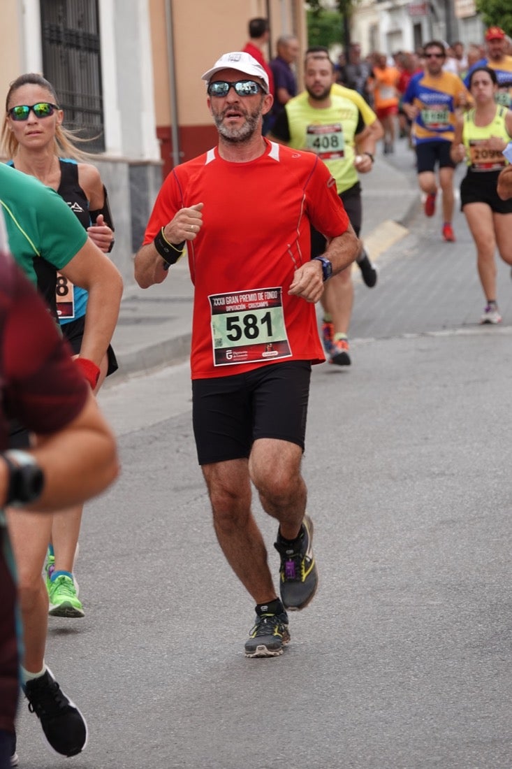 Los vecinos de Dúrcal se han volcado con los corredores apostados en las curvas y rectas que traza el recorrido por la localidad y desde las terrazas de la Plaza del Ayuntamiento