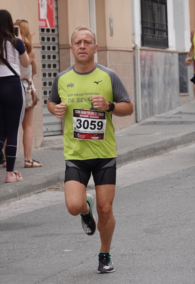 Los vecinos de Dúrcal se han volcado con los corredores apostados en las curvas y rectas que traza el recorrido por la localidad y desde las terrazas de la Plaza del Ayuntamiento