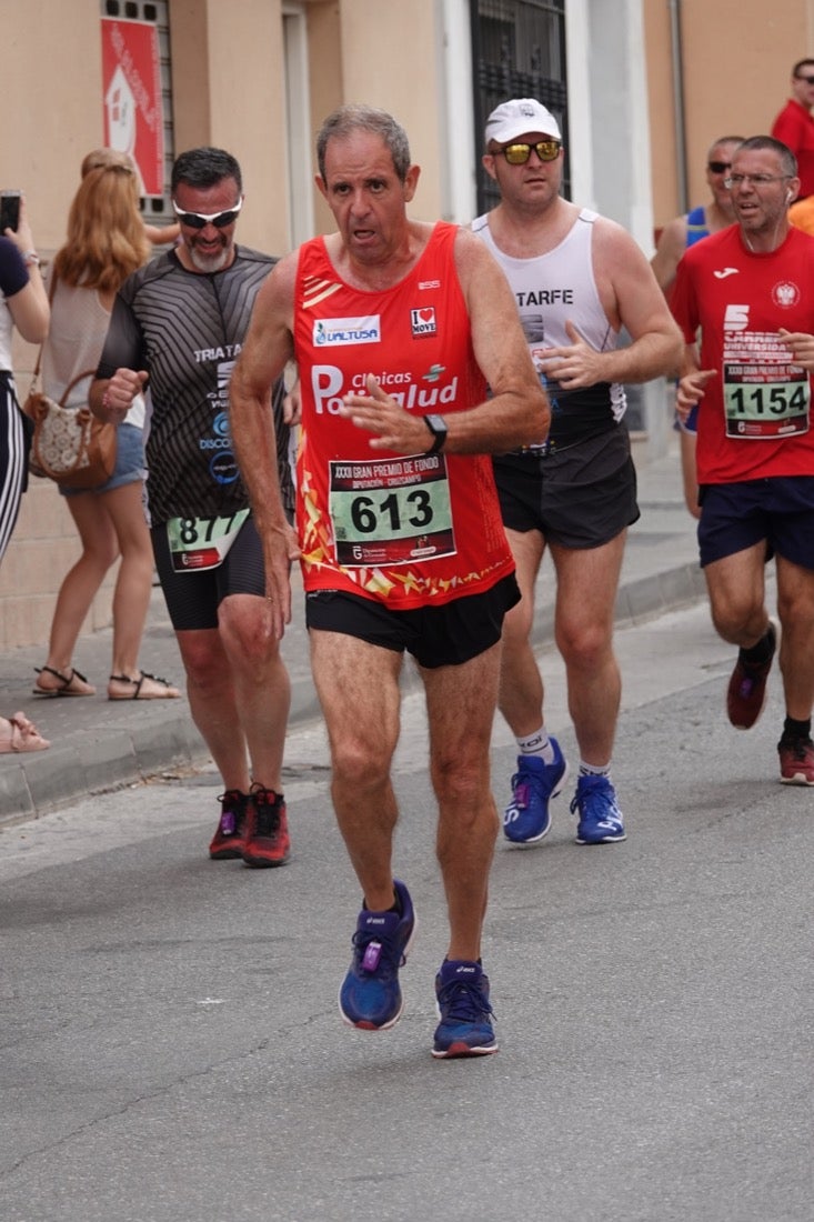 Los vecinos de Dúrcal se han volcado con los corredores apostados en las curvas y rectas que traza el recorrido por la localidad y desde las terrazas de la Plaza del Ayuntamiento