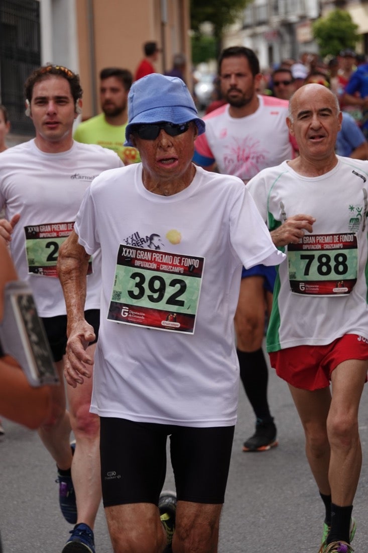 Los vecinos de Dúrcal se han volcado con los corredores apostados en las curvas y rectas que traza el recorrido por la localidad y desde las terrazas de la Plaza del Ayuntamiento