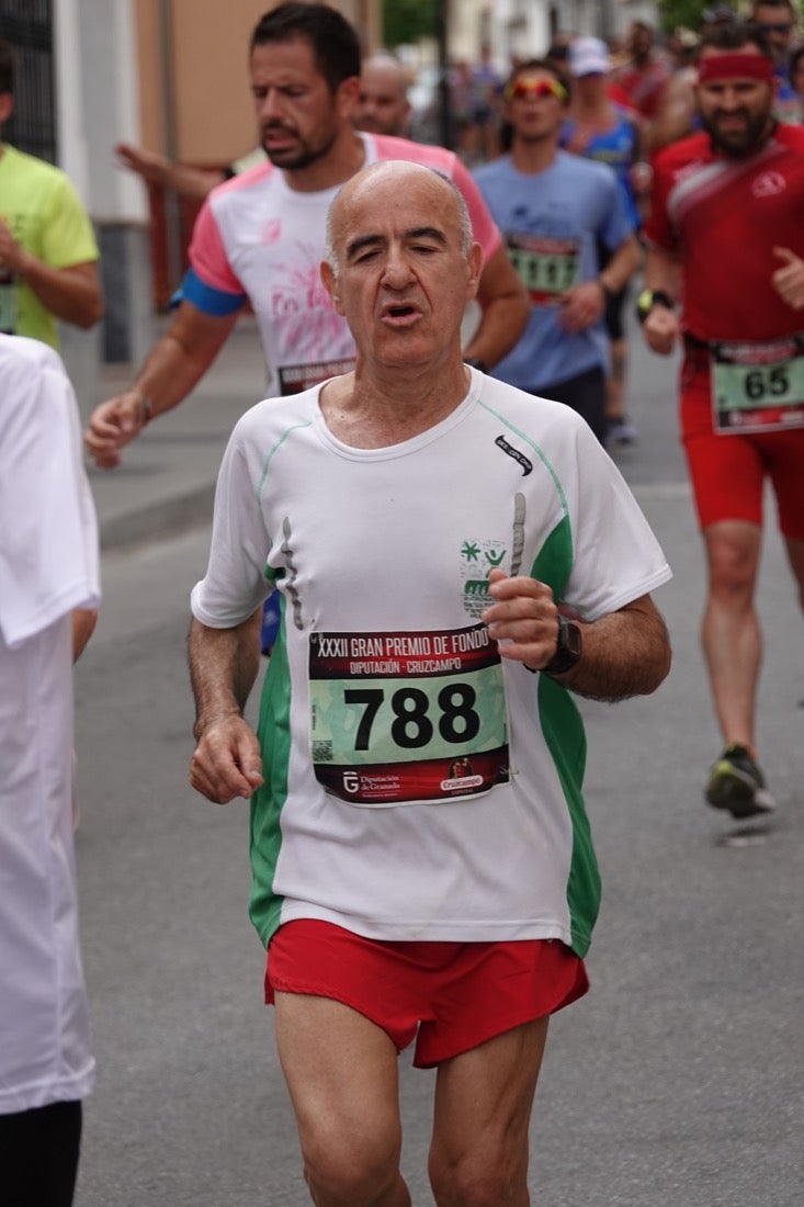 Los vecinos de Dúrcal se han volcado con los corredores apostados en las curvas y rectas que traza el recorrido por la localidad y desde las terrazas de la Plaza del Ayuntamiento