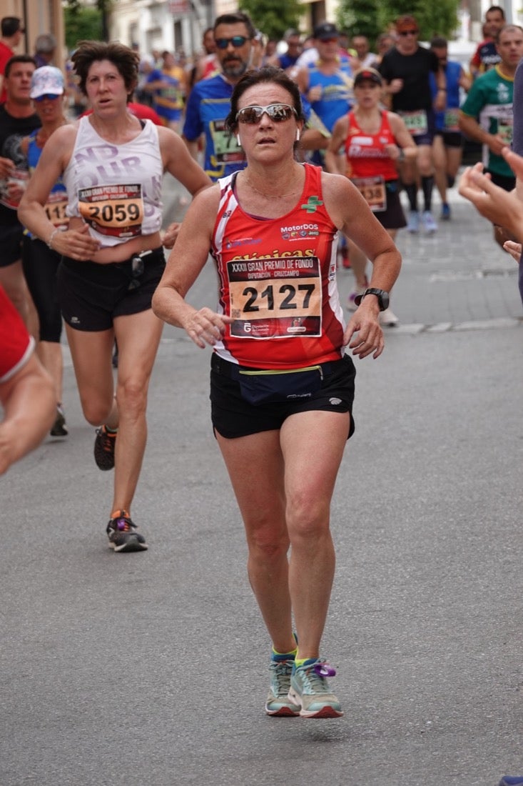 Los vecinos de Dúrcal se han volcado con los corredores apostados en las curvas y rectas que traza el recorrido por la localidad y desde las terrazas de la Plaza del Ayuntamiento