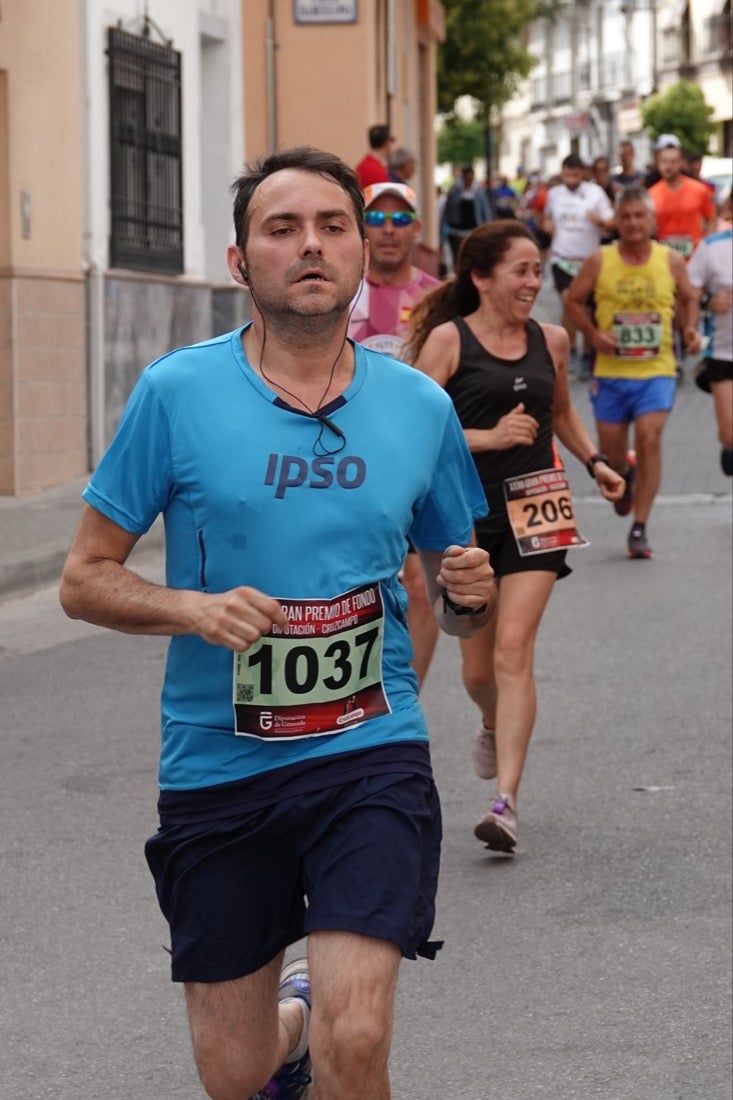 Los vecinos de Dúrcal se han volcado con los corredores apostados en las curvas y rectas que traza el recorrido por la localidad y desde las terrazas de la Plaza del Ayuntamiento