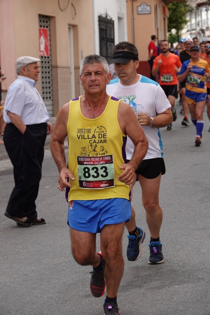Los vecinos de Dúrcal se han volcado con los corredores apostados en las curvas y rectas que traza el recorrido por la localidad y desde las terrazas de la Plaza del Ayuntamiento