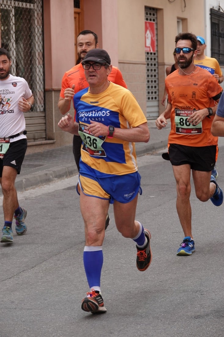 Los vecinos de Dúrcal se han volcado con los corredores apostados en las curvas y rectas que traza el recorrido por la localidad y desde las terrazas de la Plaza del Ayuntamiento