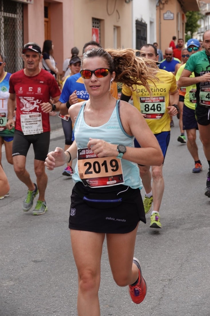 Los vecinos de Dúrcal se han volcado con los corredores apostados en las curvas y rectas que traza el recorrido por la localidad y desde las terrazas de la Plaza del Ayuntamiento