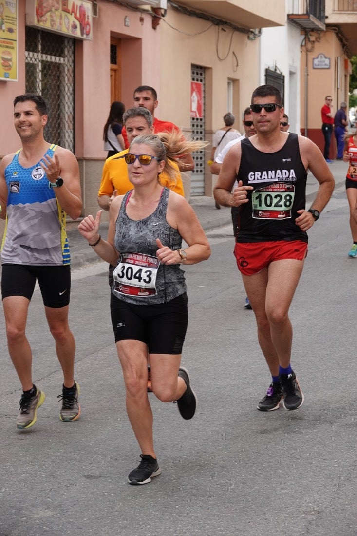 Los vecinos de Dúrcal se han volcado con los corredores apostados en las curvas y rectas que traza el recorrido por la localidad y desde las terrazas de la Plaza del Ayuntamiento