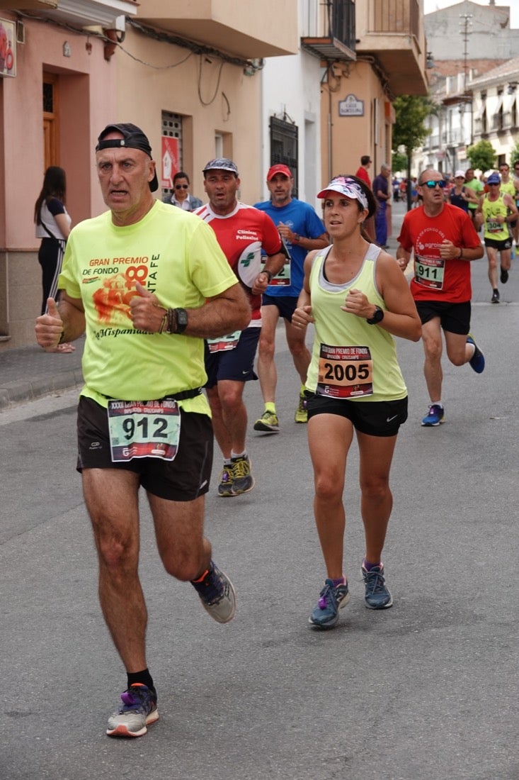 Los vecinos de Dúrcal se han volcado con los corredores apostados en las curvas y rectas que traza el recorrido por la localidad y desde las terrazas de la Plaza del Ayuntamiento