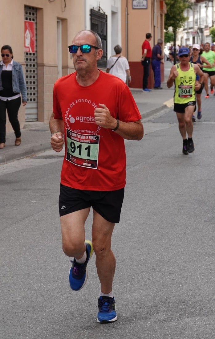 Los vecinos de Dúrcal se han volcado con los corredores apostados en las curvas y rectas que traza el recorrido por la localidad y desde las terrazas de la Plaza del Ayuntamiento