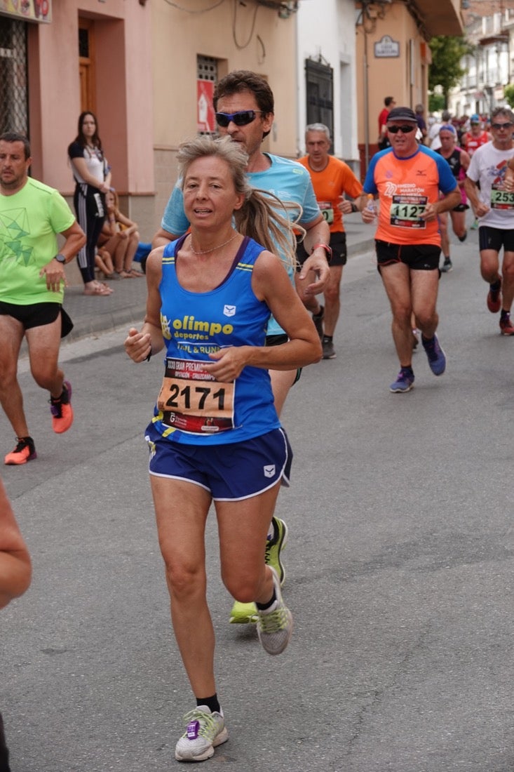Los vecinos de Dúrcal se han volcado con los corredores apostados en las curvas y rectas que traza el recorrido por la localidad y desde las terrazas de la Plaza del Ayuntamiento
