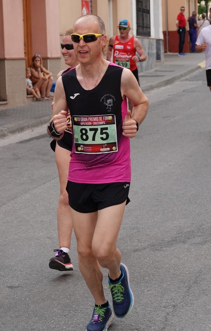 Los vecinos de Dúrcal se han volcado con los corredores apostados en las curvas y rectas que traza el recorrido por la localidad y desde las terrazas de la Plaza del Ayuntamiento