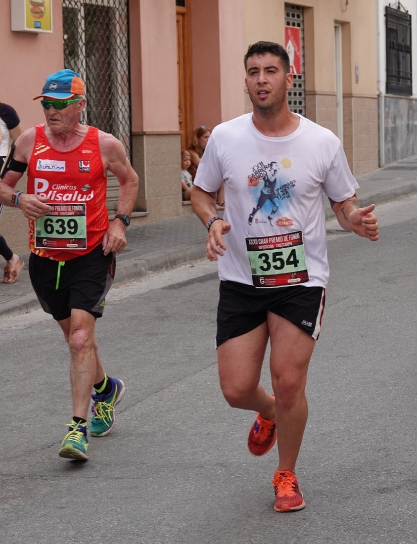Los vecinos de Dúrcal se han volcado con los corredores apostados en las curvas y rectas que traza el recorrido por la localidad y desde las terrazas de la Plaza del Ayuntamiento