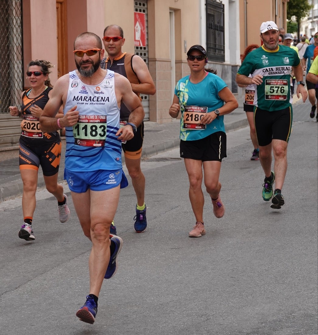 Los vecinos de Dúrcal se han volcado con los corredores apostados en las curvas y rectas que traza el recorrido por la localidad y desde las terrazas de la Plaza del Ayuntamiento