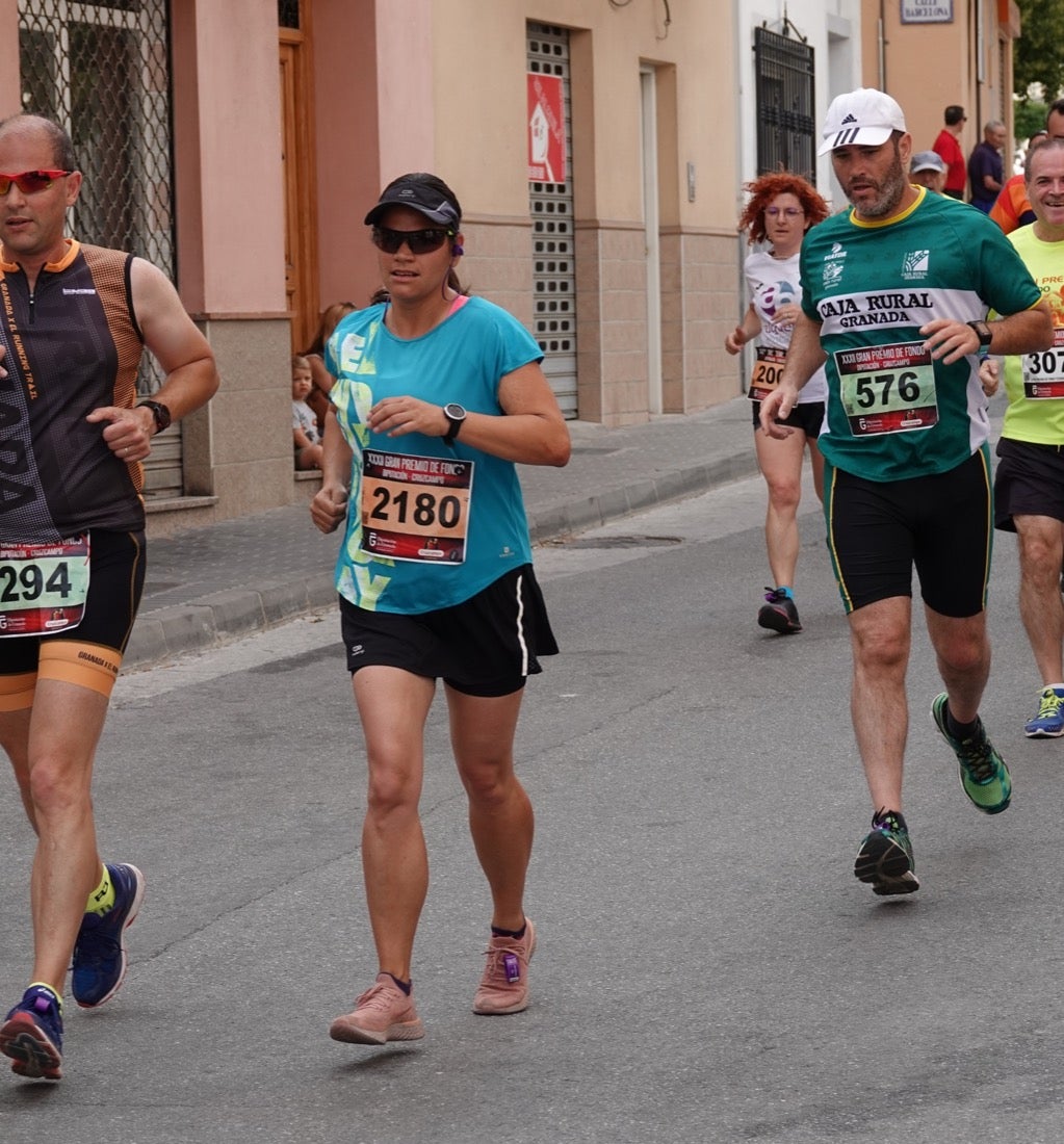 Los vecinos de Dúrcal se han volcado con los corredores apostados en las curvas y rectas que traza el recorrido por la localidad y desde las terrazas de la Plaza del Ayuntamiento