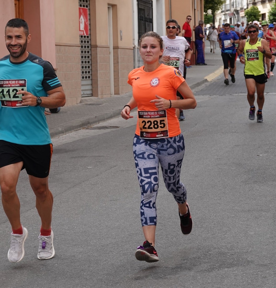 Los vecinos de Dúrcal se han volcado con los corredores apostados en las curvas y rectas que traza el recorrido por la localidad y desde las terrazas de la Plaza del Ayuntamiento