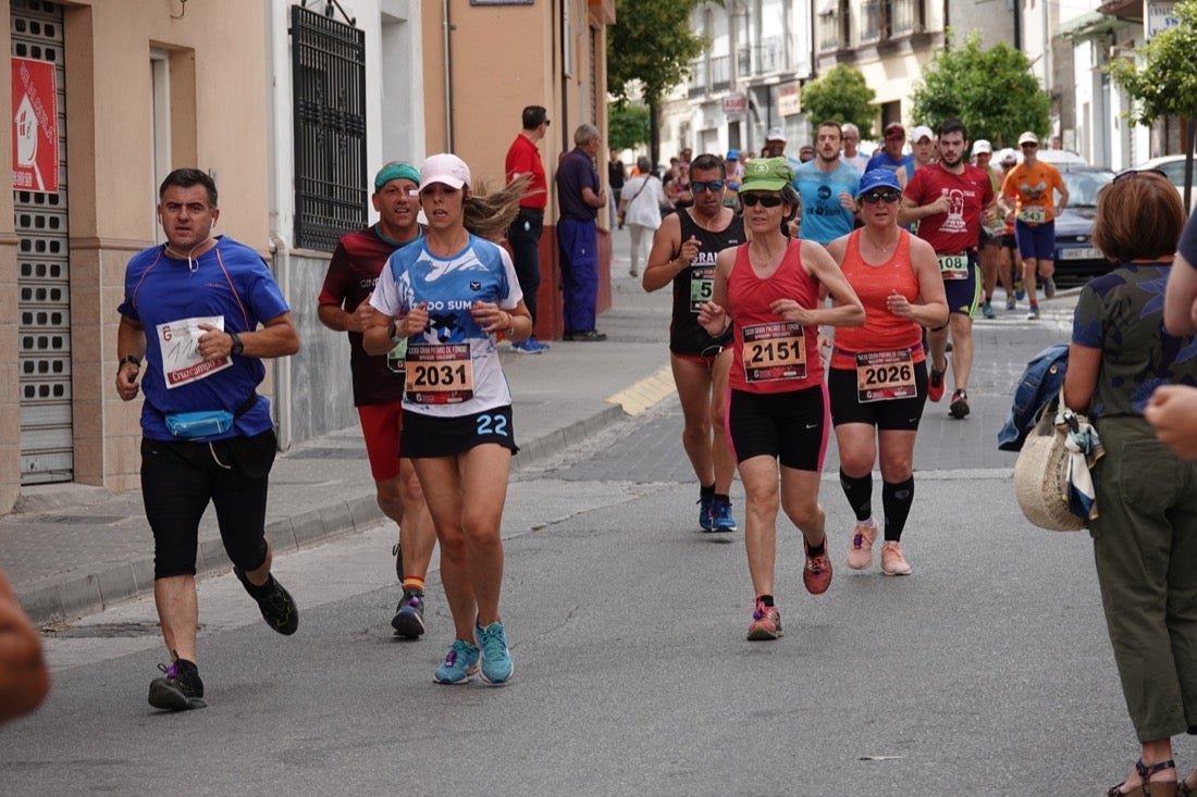 Los vecinos de Dúrcal se han volcado con los corredores apostados en las curvas y rectas que traza el recorrido por la localidad y desde las terrazas de la Plaza del Ayuntamiento