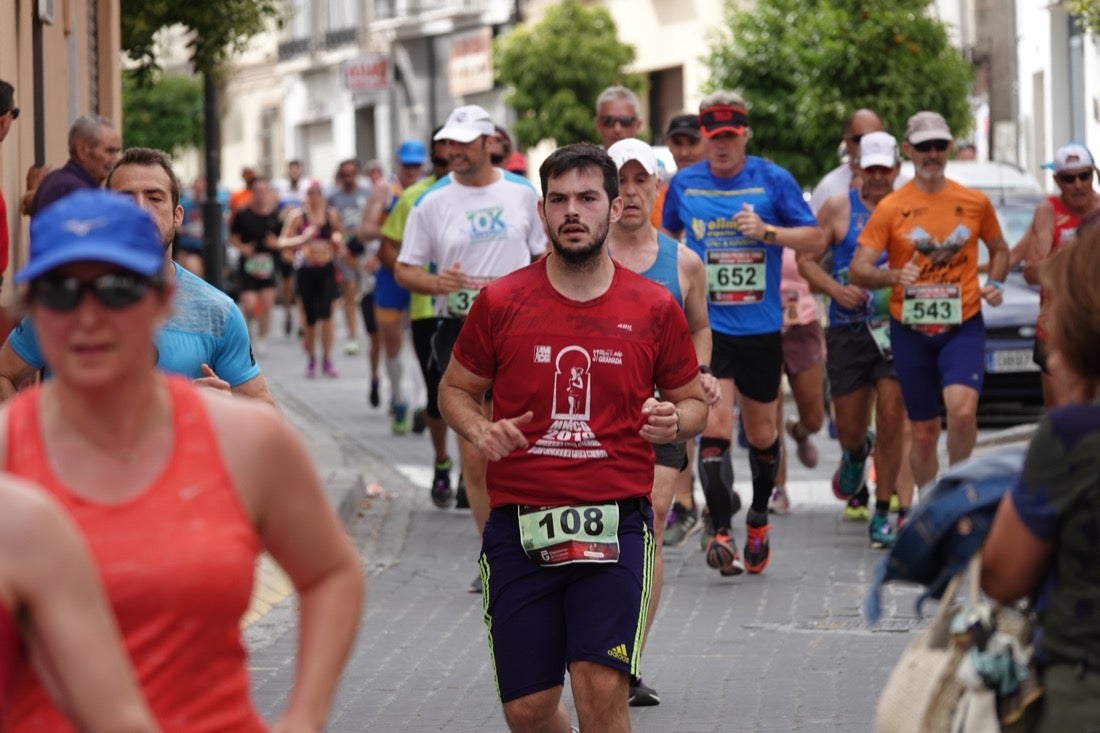 Los vecinos de Dúrcal se han volcado con los corredores apostados en las curvas y rectas que traza el recorrido por la localidad y desde las terrazas de la Plaza del Ayuntamiento