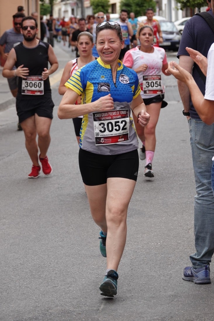 Los vecinos de Dúrcal se han volcado con los corredores apostados en las curvas y rectas que traza el recorrido por la localidad y desde las terrazas de la Plaza del Ayuntamiento