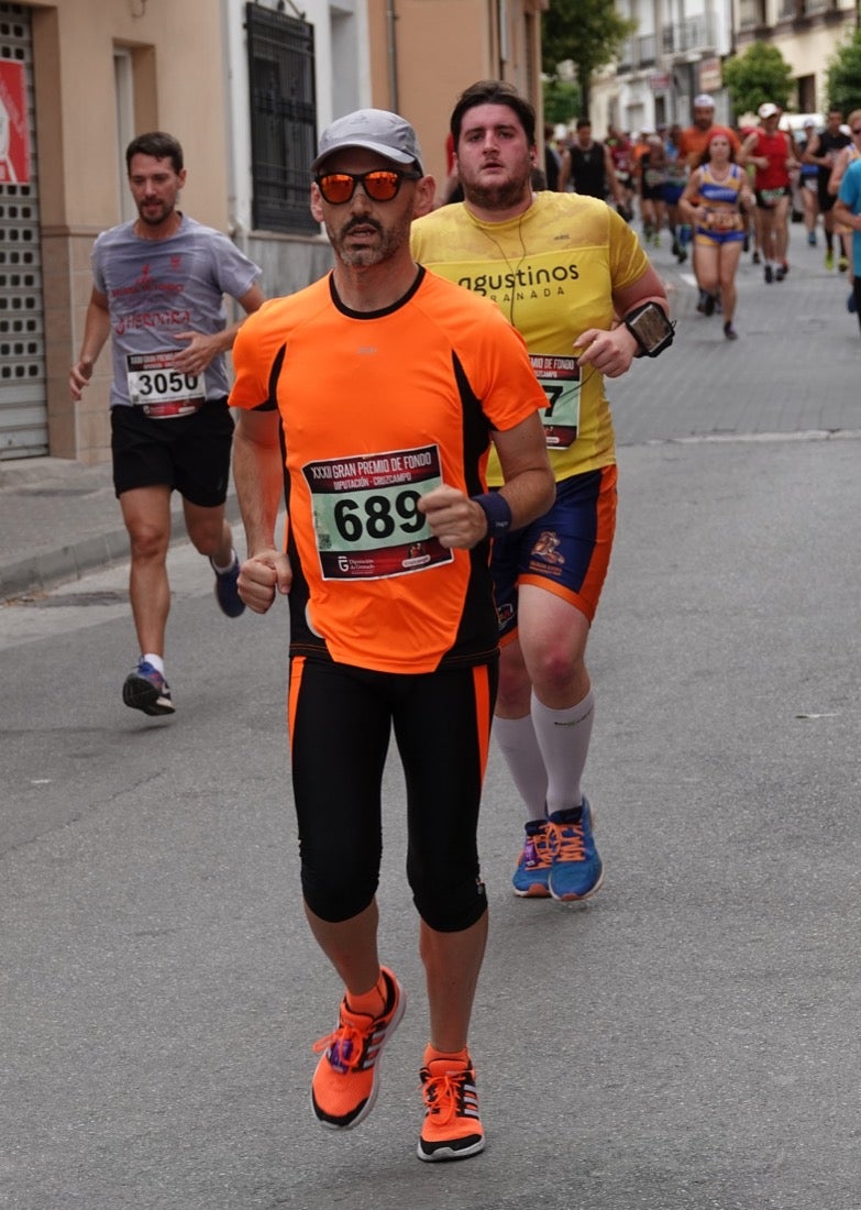 Los vecinos de Dúrcal se han volcado con los corredores apostados en las curvas y rectas que traza el recorrido por la localidad y desde las terrazas de la Plaza del Ayuntamiento