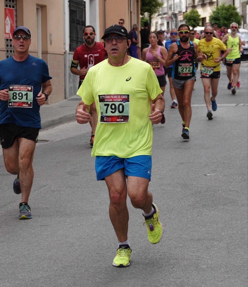 Los vecinos de Dúrcal se han volcado con los corredores apostados en las curvas y rectas que traza el recorrido por la localidad y desde las terrazas de la Plaza del Ayuntamiento
