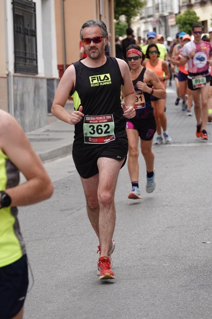 Los vecinos de Dúrcal se han volcado con los corredores apostados en las curvas y rectas que traza el recorrido por la localidad y desde las terrazas de la Plaza del Ayuntamiento