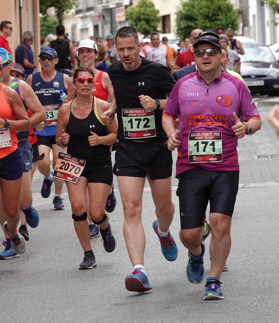 Los vecinos de Dúrcal se han volcado con los corredores apostados en las curvas y rectas que traza el recorrido por la localidad y desde las terrazas de la Plaza del Ayuntamiento