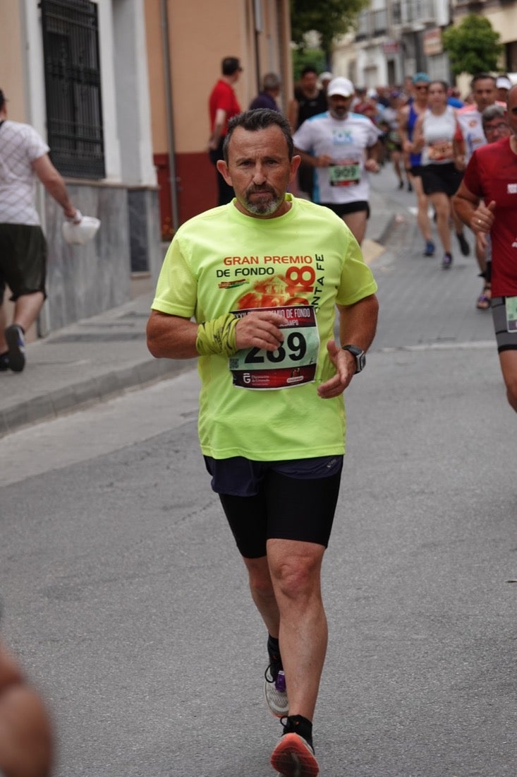 Los vecinos de Dúrcal se han volcado con los corredores apostados en las curvas y rectas que traza el recorrido por la localidad y desde las terrazas de la Plaza del Ayuntamiento