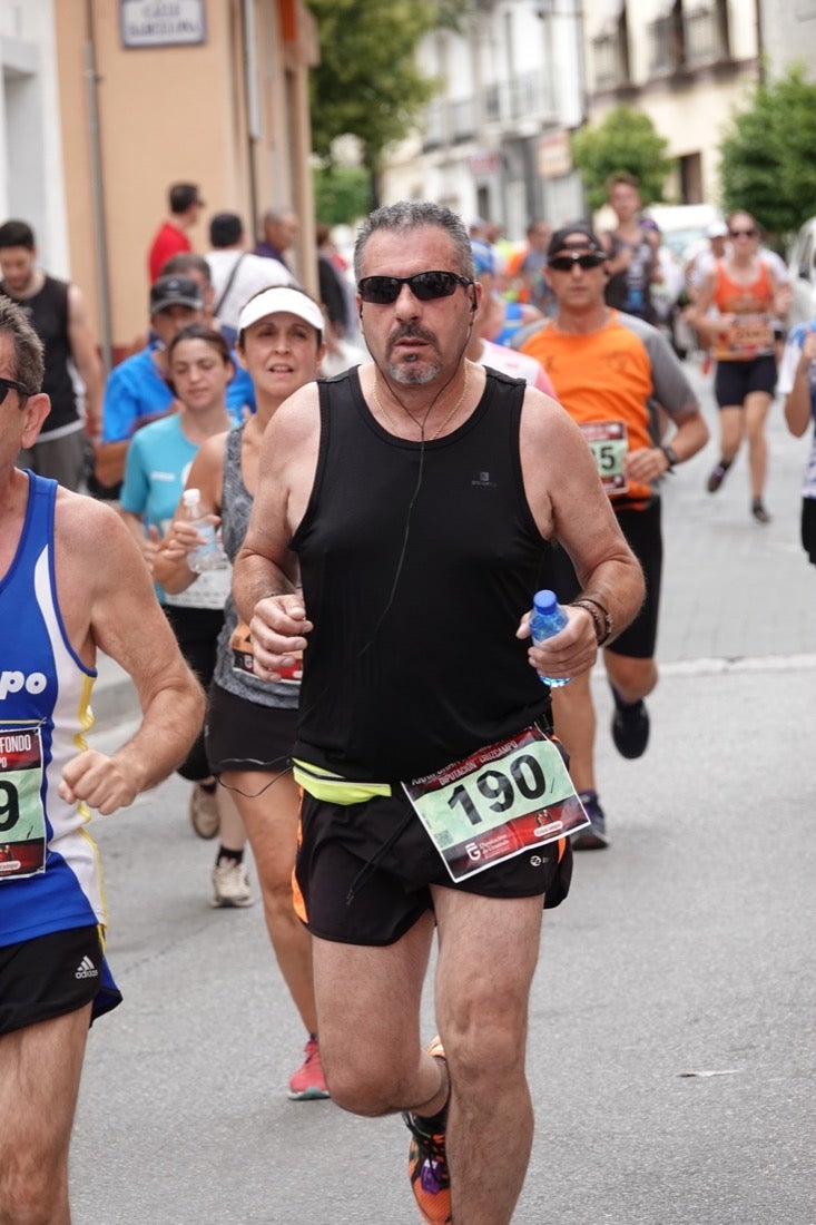 Los vecinos de Dúrcal se han volcado con los corredores apostados en las curvas y rectas que traza el recorrido por la localidad y desde las terrazas de la Plaza del Ayuntamiento