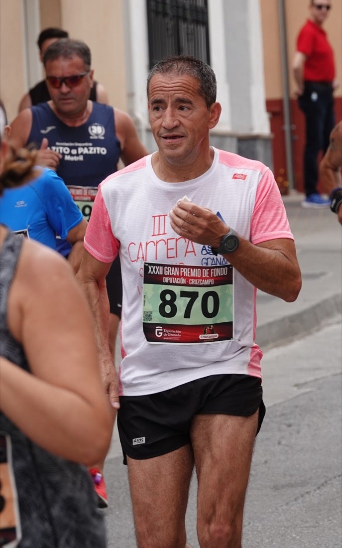 Los vecinos de Dúrcal se han volcado con los corredores apostados en las curvas y rectas que traza el recorrido por la localidad y desde las terrazas de la Plaza del Ayuntamiento