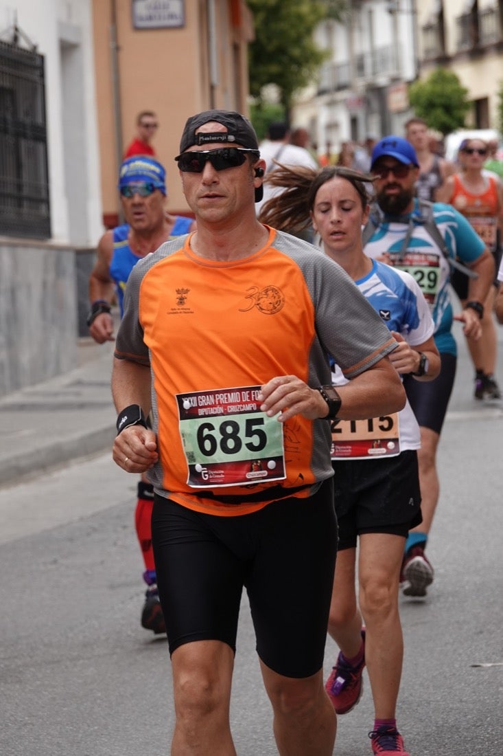 Los vecinos de Dúrcal se han volcado con los corredores apostados en las curvas y rectas que traza el recorrido por la localidad y desde las terrazas de la Plaza del Ayuntamiento