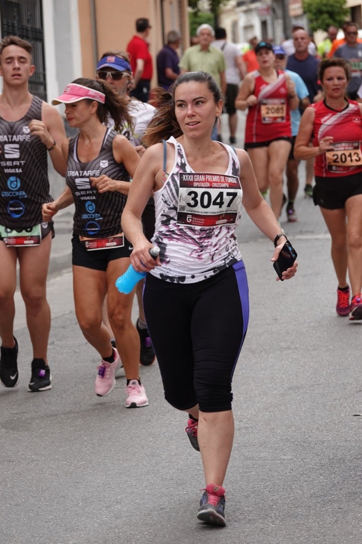 Los vecinos de Dúrcal se han volcado con los corredores apostados en las curvas y rectas que traza el recorrido por la localidad y desde las terrazas de la Plaza del Ayuntamiento