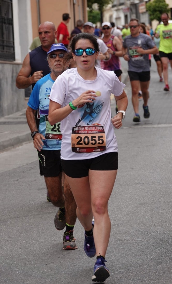 Los vecinos de Dúrcal se han volcado con los corredores apostados en las curvas y rectas que traza el recorrido por la localidad y desde las terrazas de la Plaza del Ayuntamiento