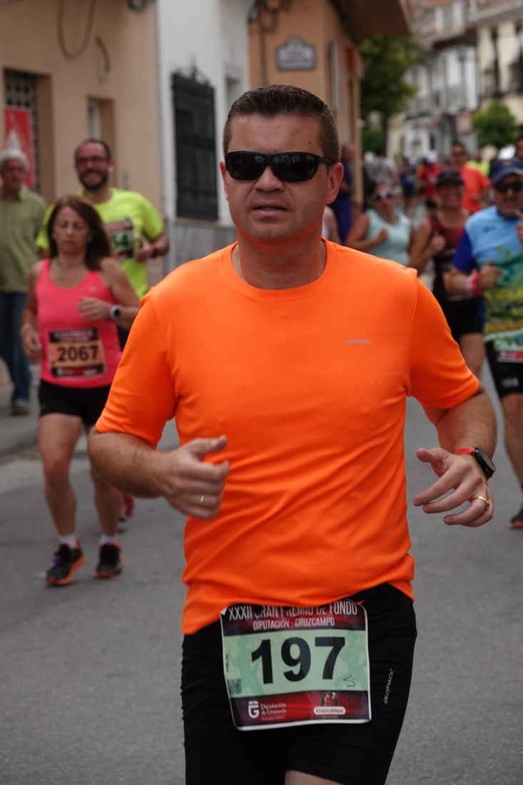 Los vecinos de Dúrcal se han volcado con los corredores apostados en las curvas y rectas que traza el recorrido por la localidad y desde las terrazas de la Plaza del Ayuntamiento