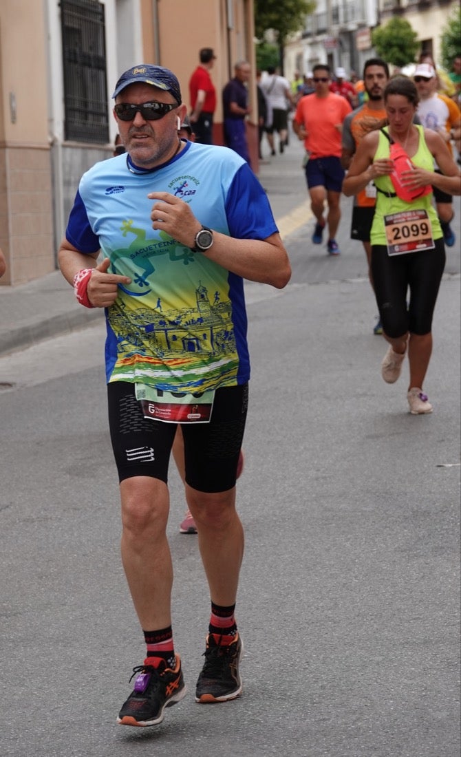 Los vecinos de Dúrcal se han volcado con los corredores apostados en las curvas y rectas que traza el recorrido por la localidad y desde las terrazas de la Plaza del Ayuntamiento