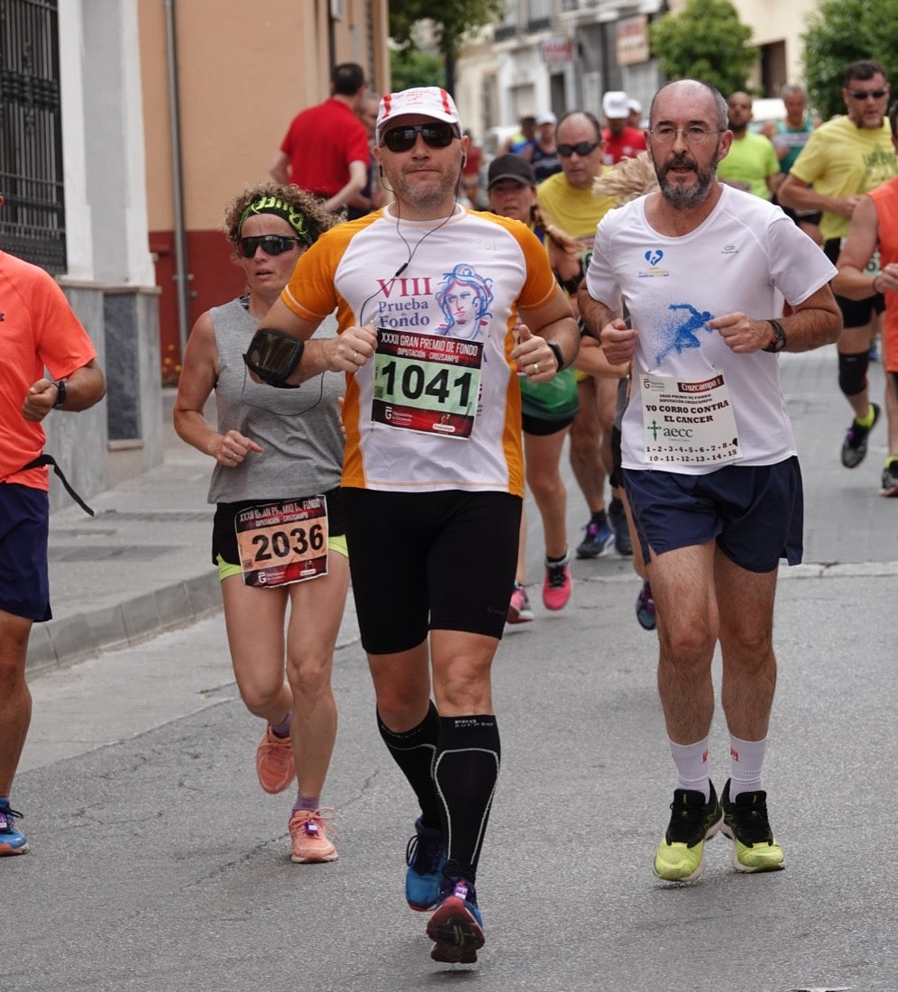 Los vecinos de Dúrcal se han volcado con los corredores apostados en las curvas y rectas que traza el recorrido por la localidad y desde las terrazas de la Plaza del Ayuntamiento