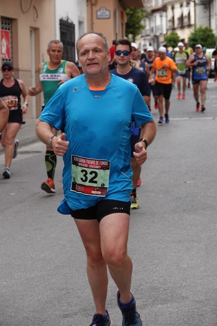 Los vecinos de Dúrcal se han volcado con los corredores apostados en las curvas y rectas que traza el recorrido por la localidad y desde las terrazas de la Plaza del Ayuntamiento