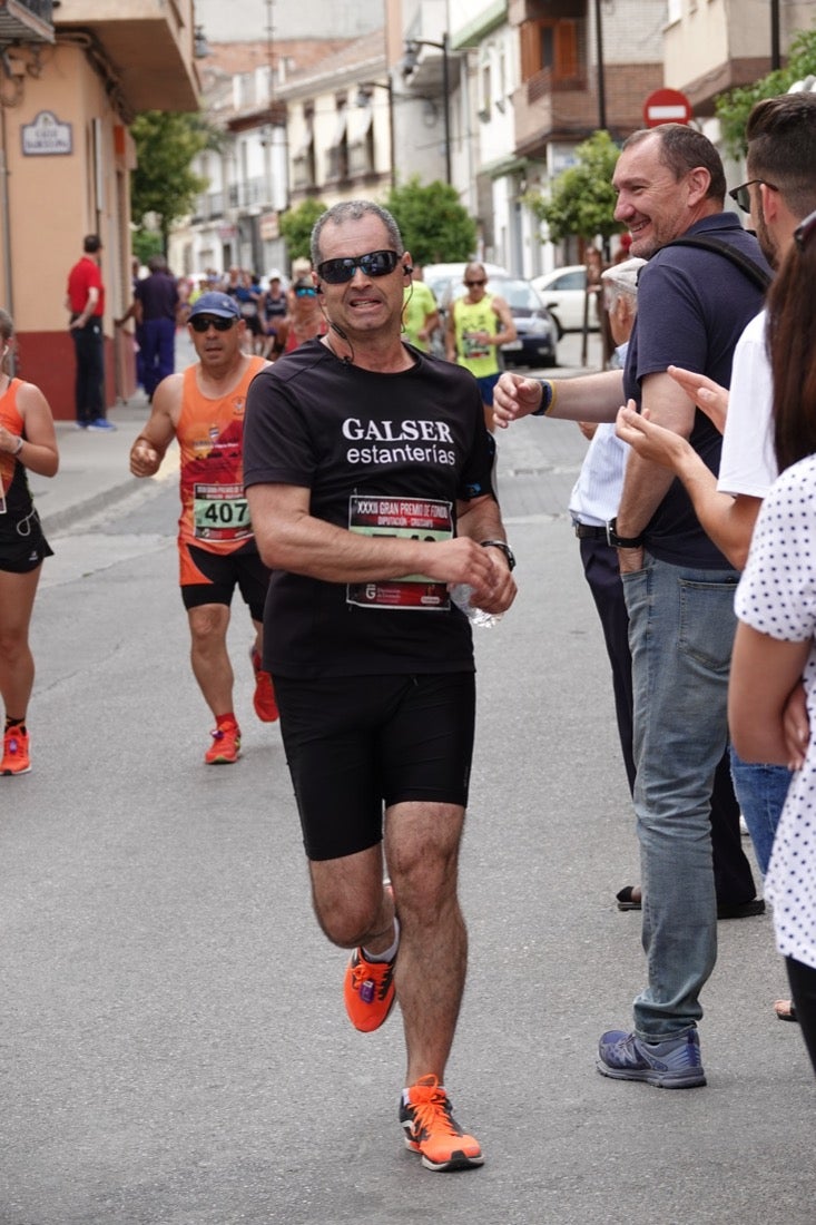 Los vecinos de Dúrcal se han volcado con los corredores apostados en las curvas y rectas que traza el recorrido por la localidad y desde las terrazas de la Plaza del Ayuntamiento