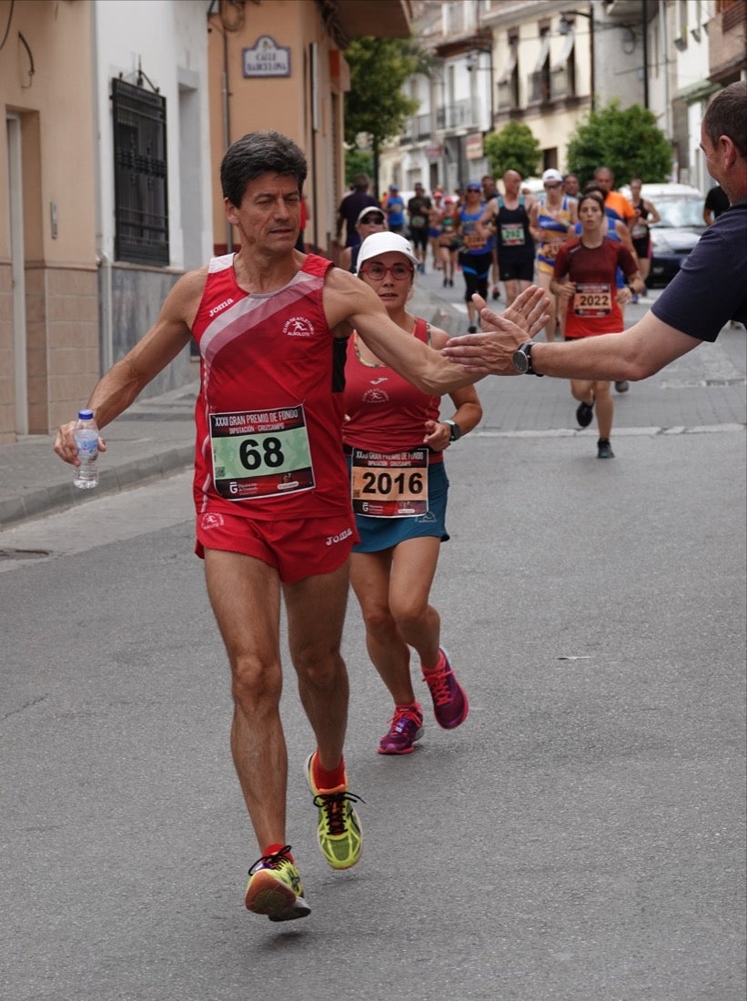 Los vecinos de Dúrcal se han volcado con los corredores apostados en las curvas y rectas que traza el recorrido por la localidad y desde las terrazas de la Plaza del Ayuntamiento