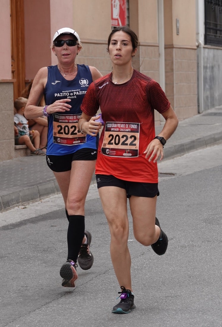 Los vecinos de Dúrcal se han volcado con los corredores apostados en las curvas y rectas que traza el recorrido por la localidad y desde las terrazas de la Plaza del Ayuntamiento