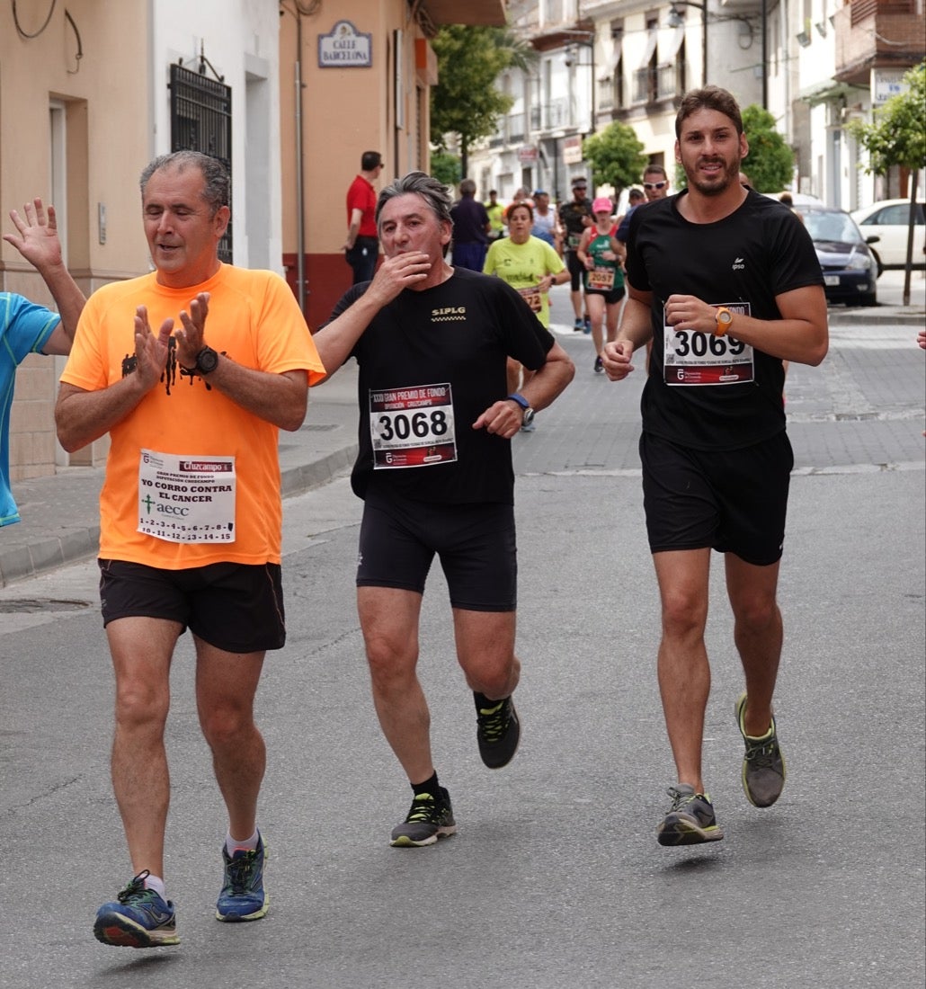 Los vecinos de Dúrcal se han volcado con los corredores apostados en las curvas y rectas que traza el recorrido por la localidad y desde las terrazas de la Plaza del Ayuntamiento