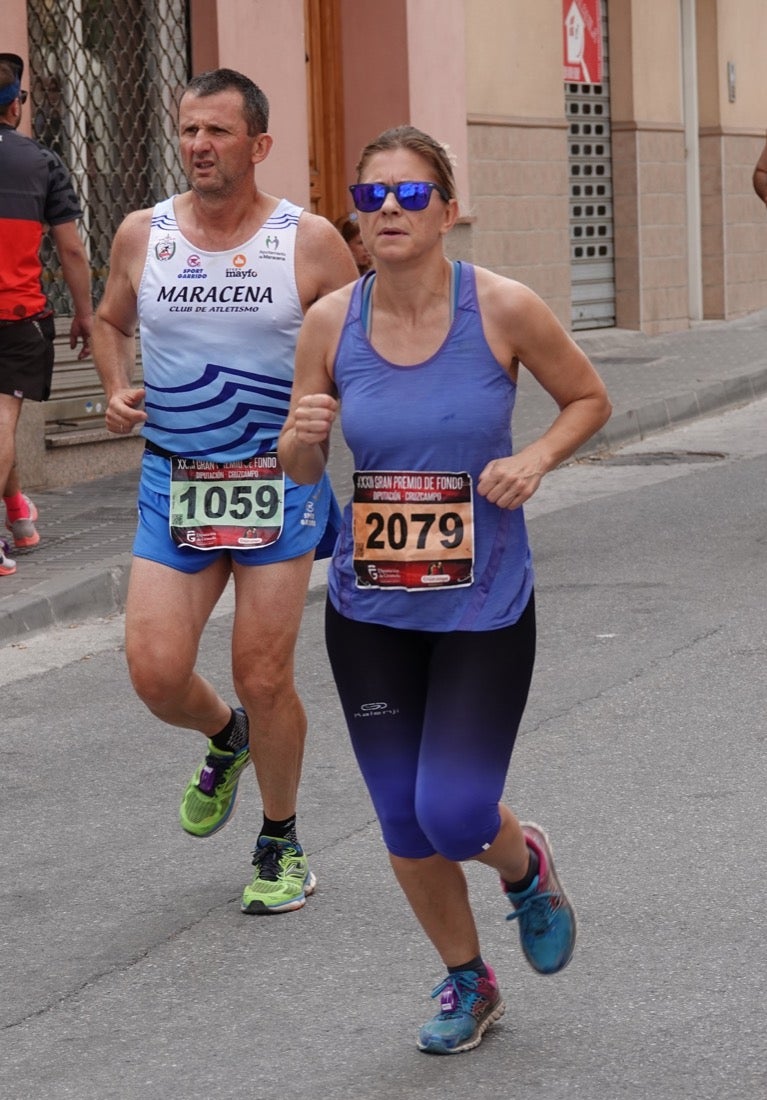 Los vecinos de Dúrcal se han volcado con los corredores apostados en las curvas y rectas que traza el recorrido por la localidad y desde las terrazas de la Plaza del Ayuntamiento