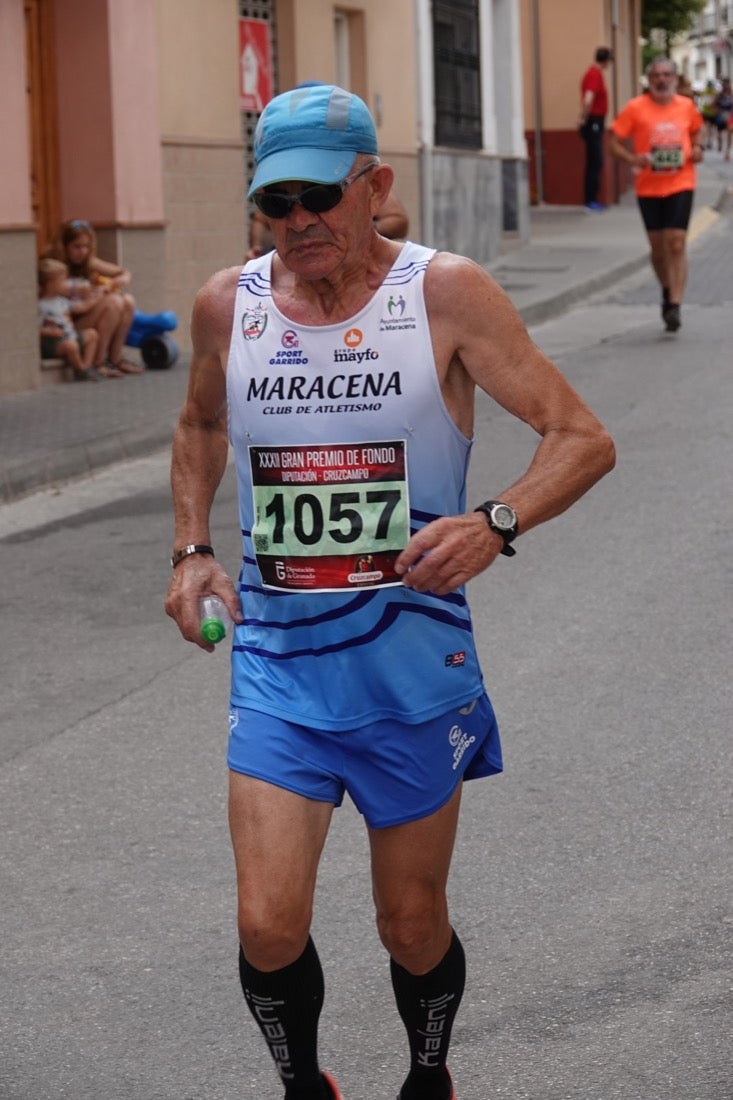 Los vecinos de Dúrcal se han volcado con los corredores apostados en las curvas y rectas que traza el recorrido por la localidad y desde las terrazas de la Plaza del Ayuntamiento