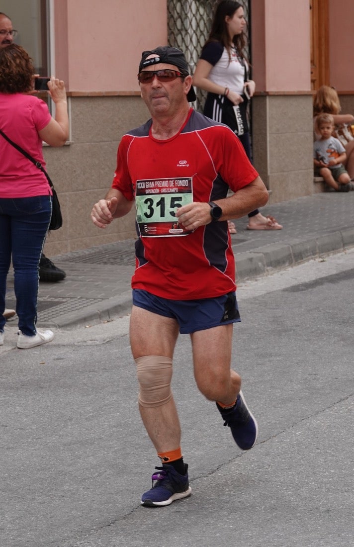 Los vecinos de Dúrcal se han volcado con los corredores apostados en las curvas y rectas que traza el recorrido por la localidad y desde las terrazas de la Plaza del Ayuntamiento