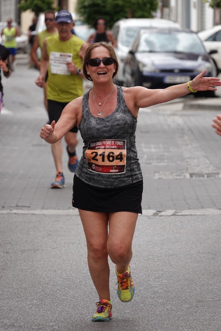 Los vecinos de Dúrcal se han volcado con los corredores apostados en las curvas y rectas que traza el recorrido por la localidad y desde las terrazas de la Plaza del Ayuntamiento