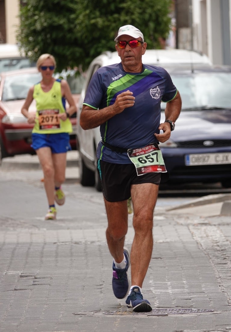 Los vecinos de Dúrcal se han volcado con los corredores apostados en las curvas y rectas que traza el recorrido por la localidad y desde las terrazas de la Plaza del Ayuntamiento