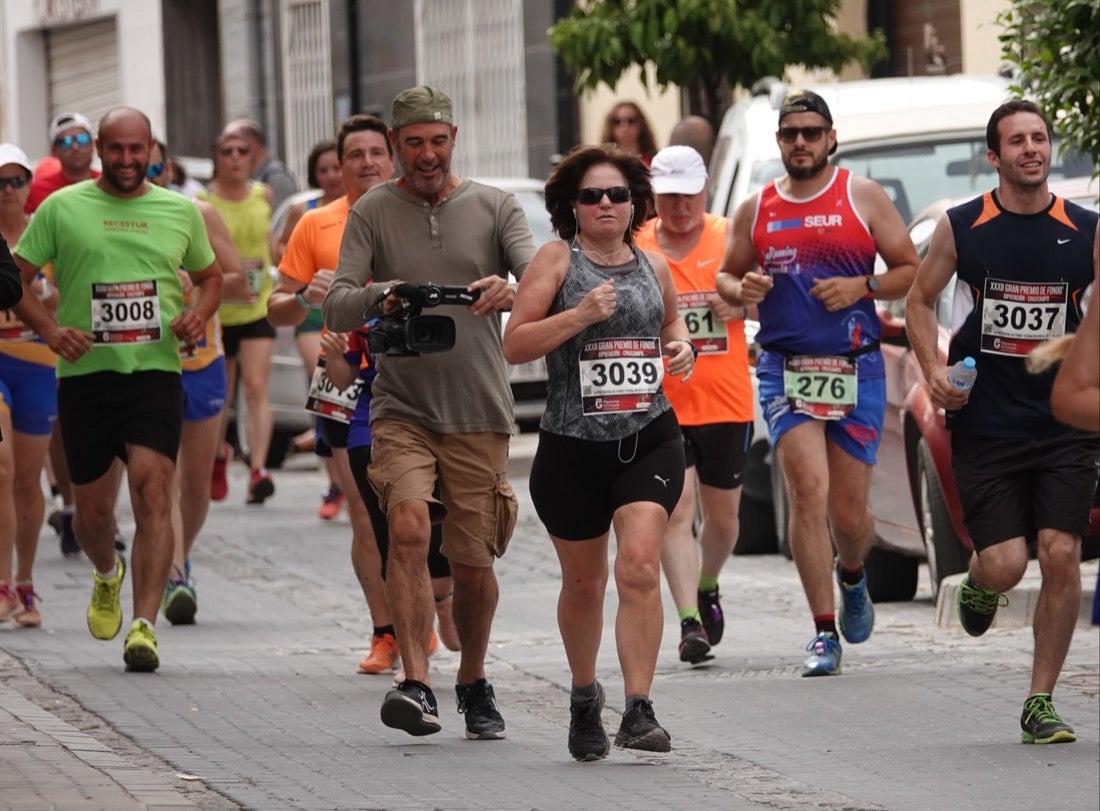 Los vecinos de Dúrcal se han volcado con los corredores apostados en las curvas y rectas que traza el recorrido por la localidad y desde las terrazas de la Plaza del Ayuntamiento